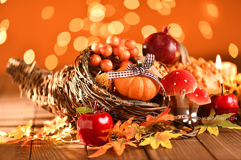感恩节丰饶角南瓜静物：木桌发光背景图片素材
