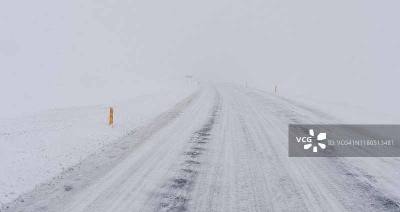冬季冰岛Laugarvatn附近的山脉，冰雪覆盖的道路图片素材