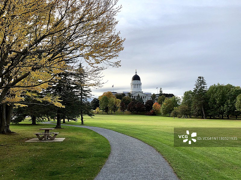 秋季的缅因州奥古斯塔州议会大厦图片素材