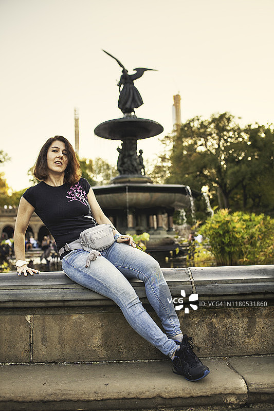 在中央公园的毕士大喷泉旁摆姿势的女人图片素材