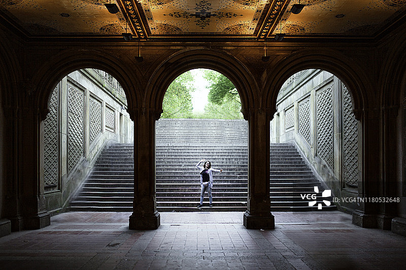 一名女子在纽约中央公园的毕士达拱廊摆姿势图片素材