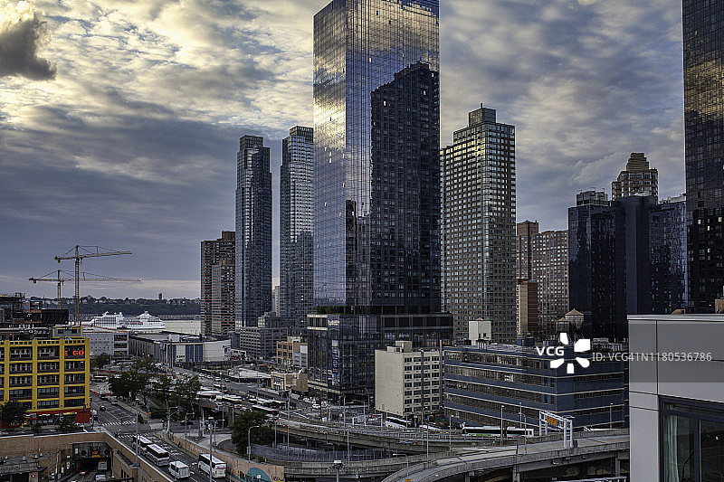 哈德逊河畔林肯隧道附近的城市中部地区图片素材