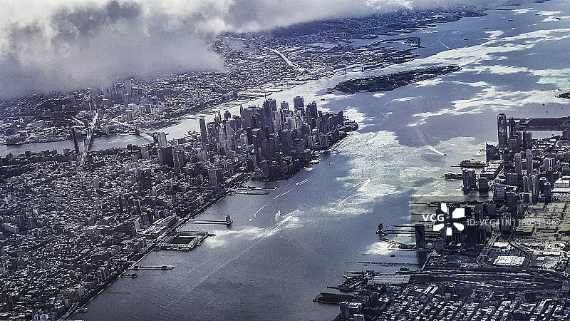 纽约市航拍，云雾缭绕图片素材