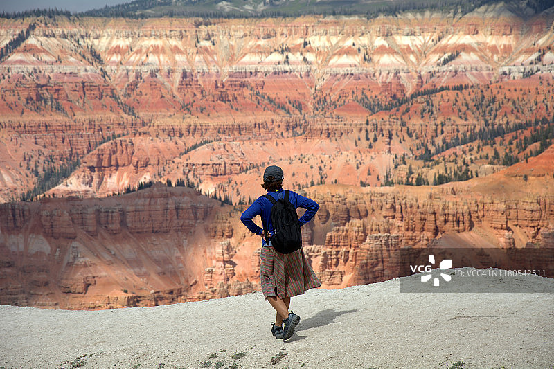 在雪松断崖国家纪念地徒步的女人图片素材