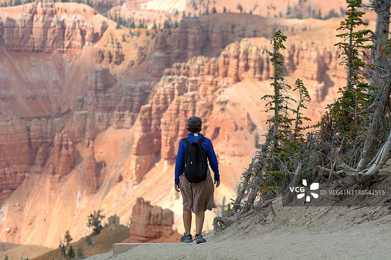 在雪松断崖国家纪念地徒步的女人图片素材
