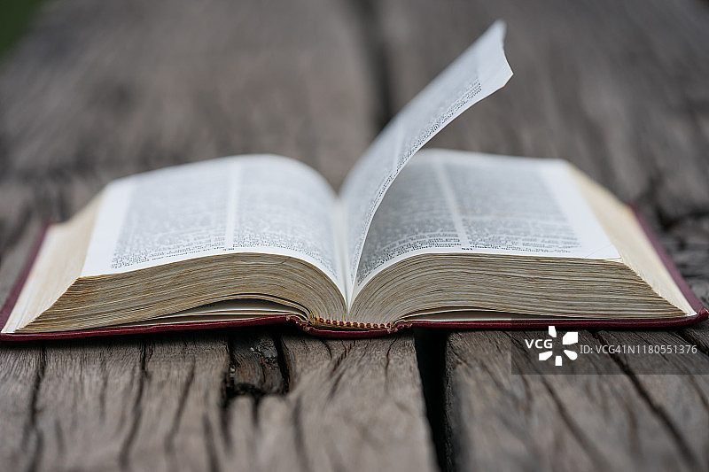 木质背景上的打开的圣经图片素材