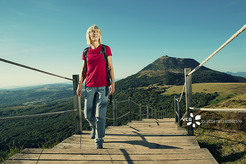 在法国奥弗涅多姆山徒步旅行的年长妇女图片素材