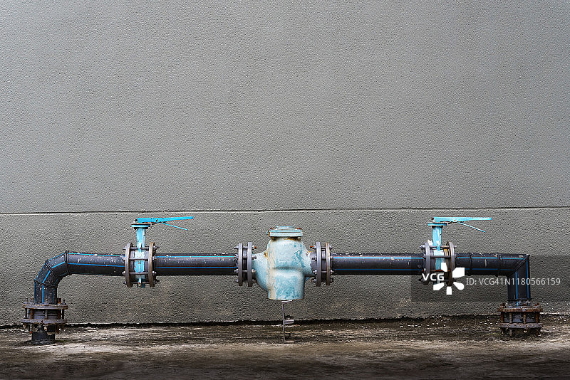墙外的水管和阀门背景留白图片素材