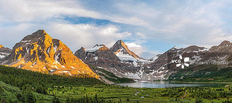 加拿大阿西尼博因山和马戈格湖图片素材