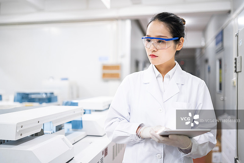 医疗实验室里的女科学家图片素材