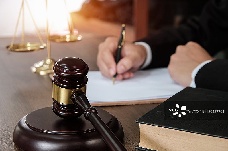 律师、法律和公正概念：男律师或公证人在律师事务所处理重要案件的文件和报告（曼谷，泰国）图片素材