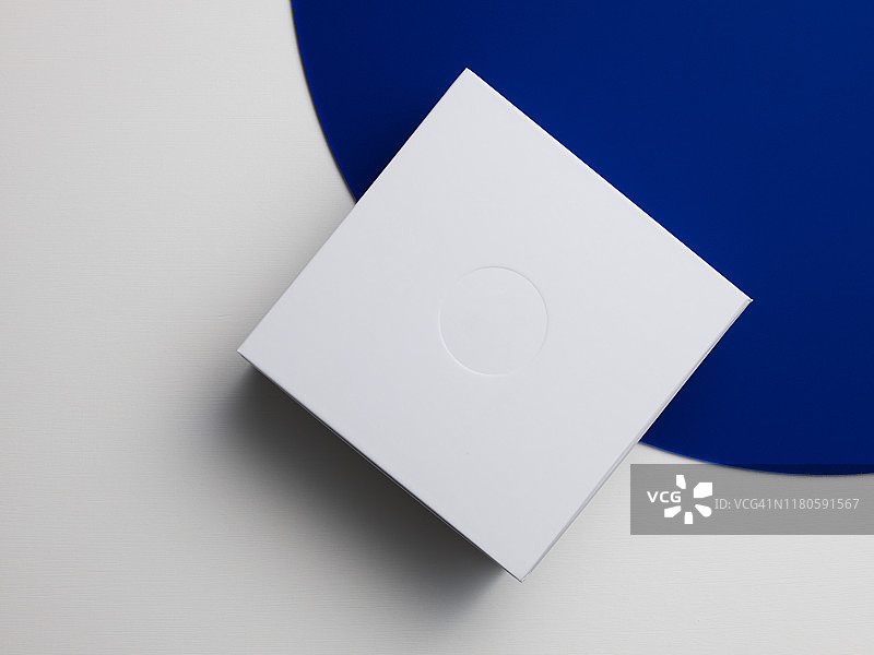 白色背景上彩色圆圈中的白色方盒系列图片素材