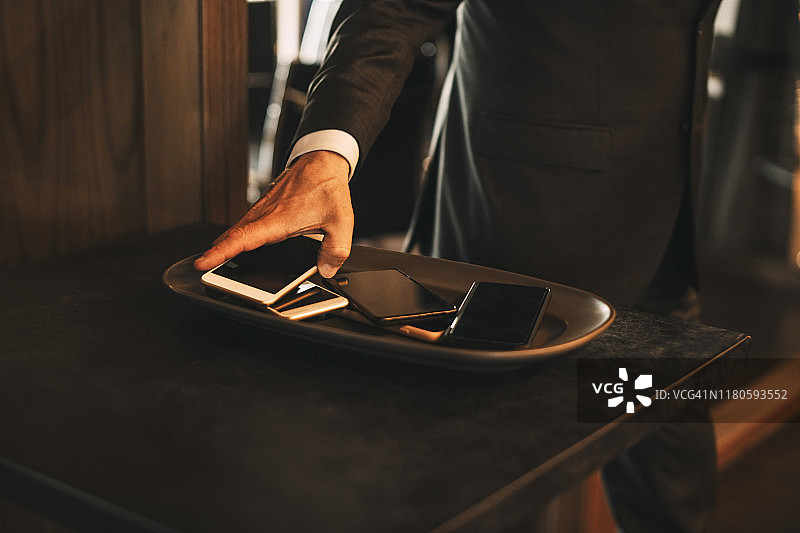 男律师在办公室托盘上放智能手机图片素材