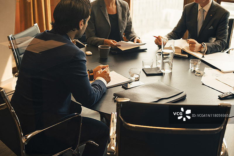 俯视角度：财务顾问在会议室开会讨论图片素材
