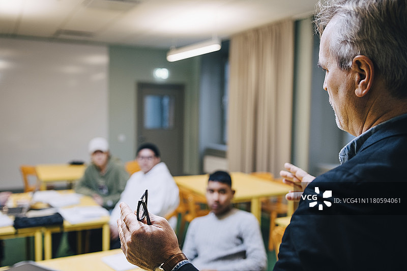 在教室里给学生讲课的男老师图片素材