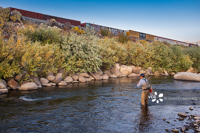 火车后的欧元若虫钓鱼者图片素材