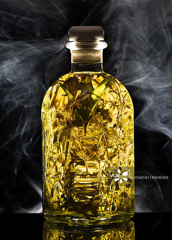 以茴芹和月光为基础，配以芳香草药的传统利口酒，黑色背景图片素材