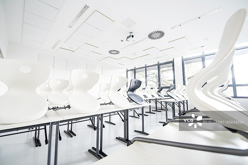 配有黑白椅子的现代空教室图片素材