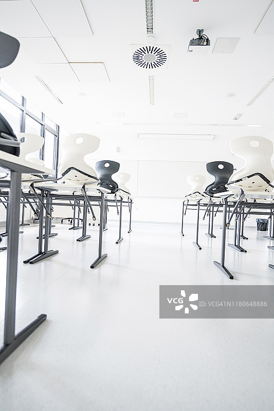 配有黑白椅子的现代空教室图片素材
