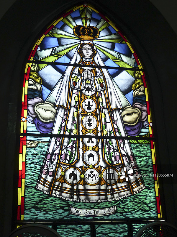 埃尔瓦莱圣母大教堂的彩色玻璃窗。图片素材