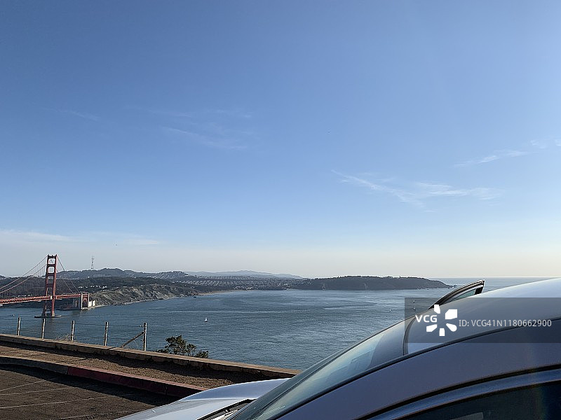 俯瞰金门大桥和旧金山的停车场图片素材