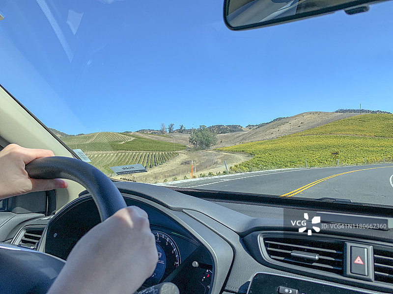 驾车穿越加利福尼亚州北部葡萄酒产区图片素材