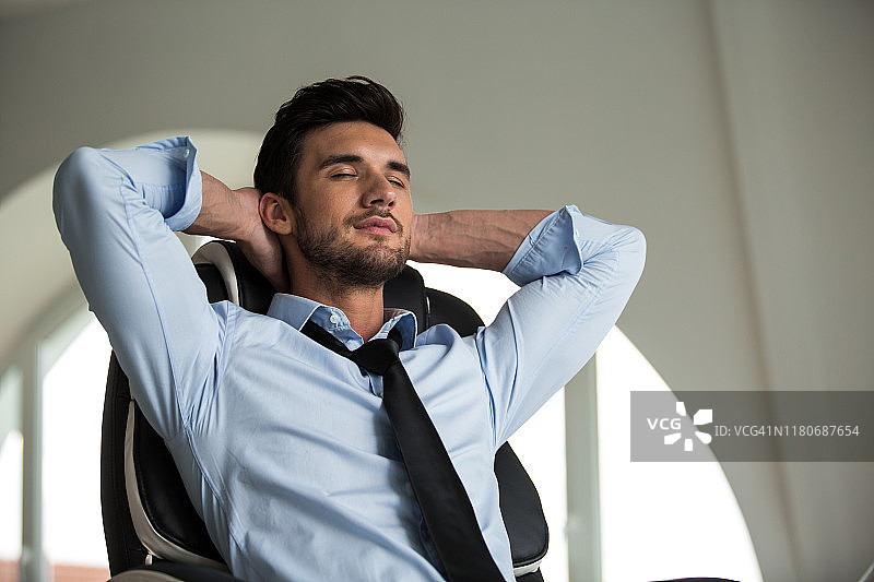 微笑商务男放松休息图片素材