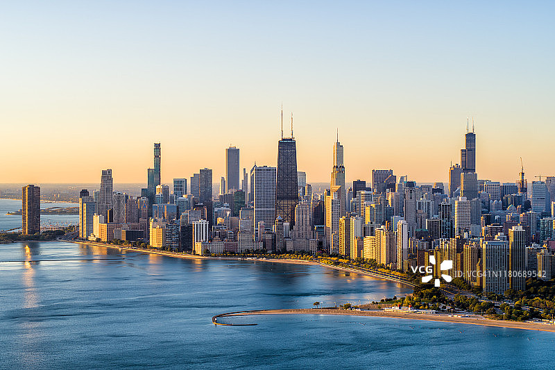 芝加哥日出时分的城市鸟瞰图图片素材