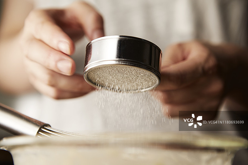 用手在碗里撒粉图片素材