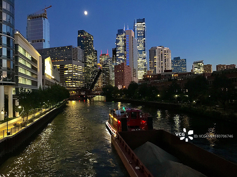 驳船沿芝加哥河北 branch 上行图片素材