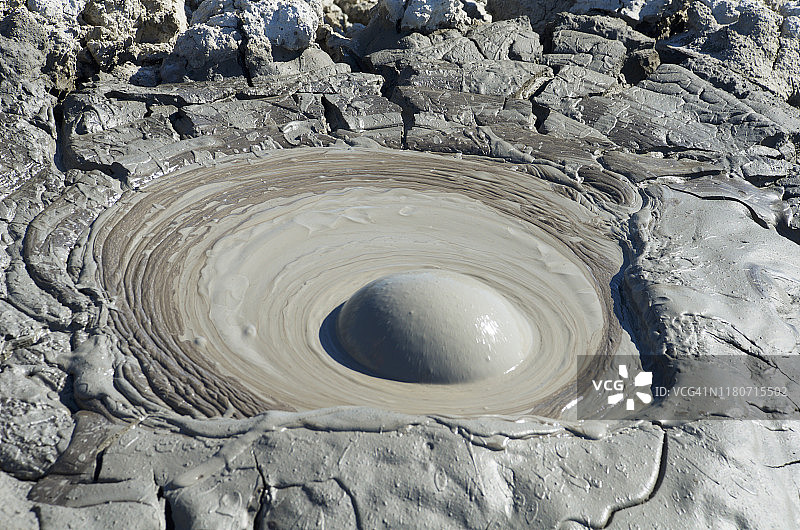 戈布斯坦泥火山的冒泡泥池图片素材