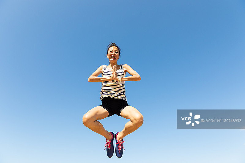 跳跃的健康女人图片素材