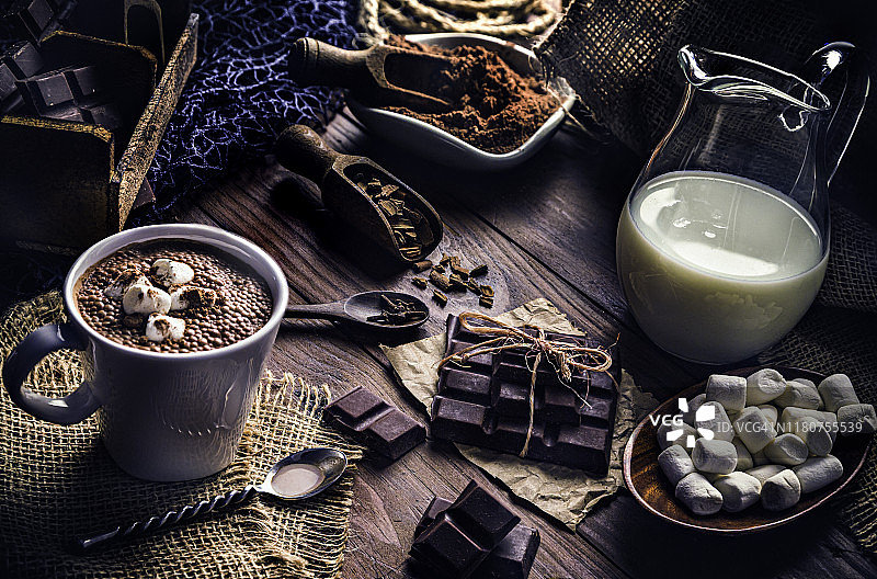 乡村风自制巧克力杯棉花糖圣诞餐桌图片素材