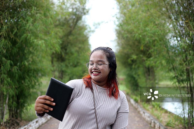 年轻穆斯林妇女肖像图片素材