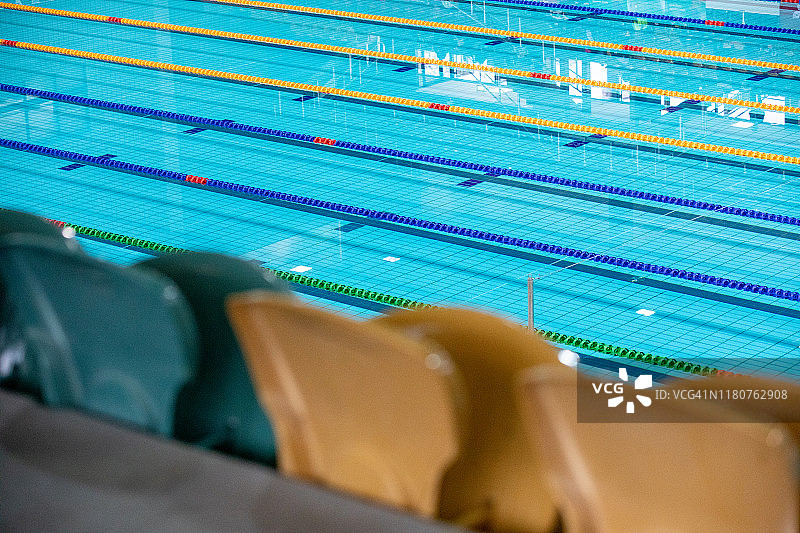 游泳池边的塑料体育场座椅图片素材