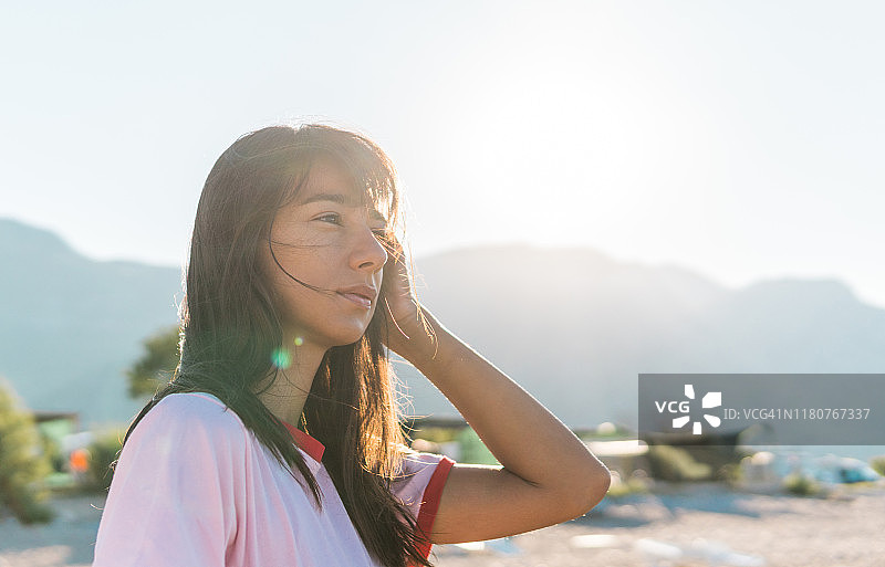 海滩上手与波浪发丝图片素材