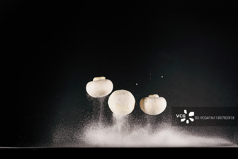 高速飞在空中的双孢蘑菇图片素材