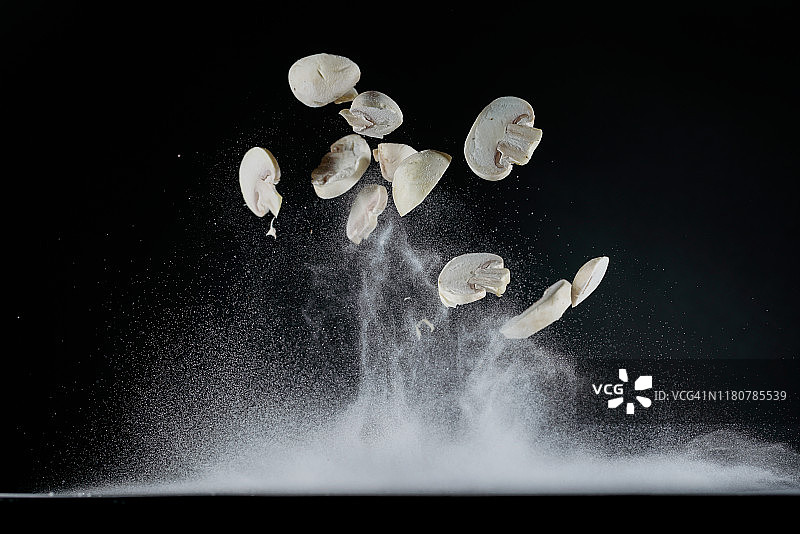 高速同步拍摄的飞舞蘑菇图片素材