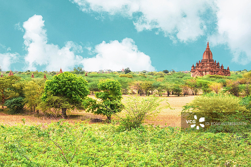 骑自行车游览蒲甘古城图片素材