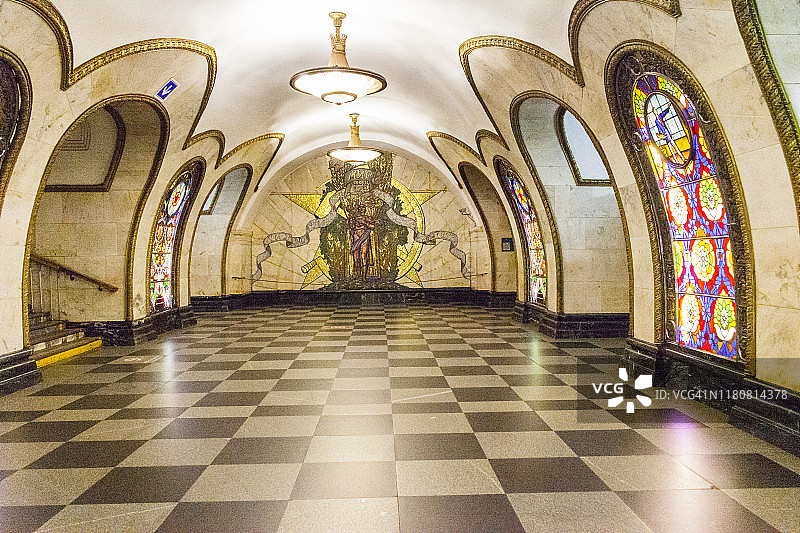 新斯洛博茨卡娅地铁站：黑白瓷砖地面和彩色玻璃墙壁，大厅尽头的马赛克；俄罗斯莫斯科地铁的图像，九月图片素材