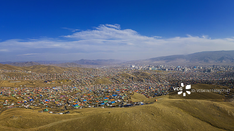 乌兰巴托鸟瞰图，城市前方的蒙古包图片素材