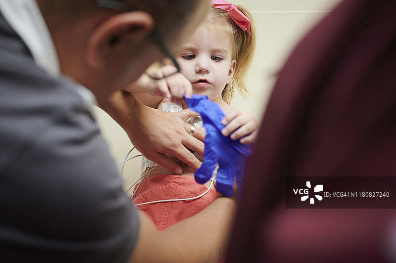 2岁开胸手术幸存者正在接受检查图片素材