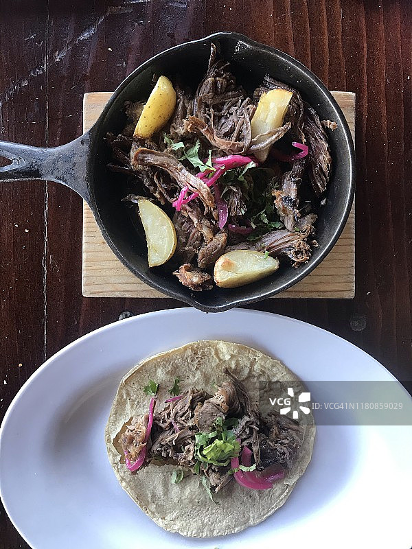 餐厅美食：墨西哥薄饼卷肉图片素材