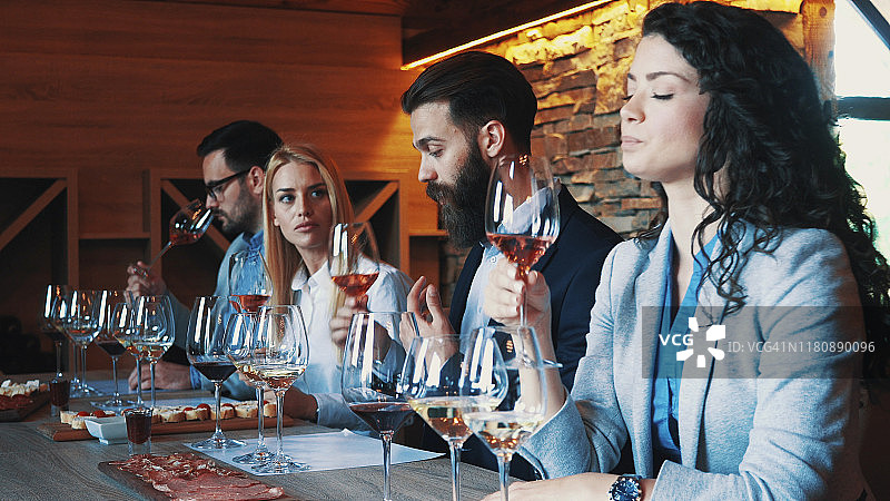 朋友一起品酒图片素材