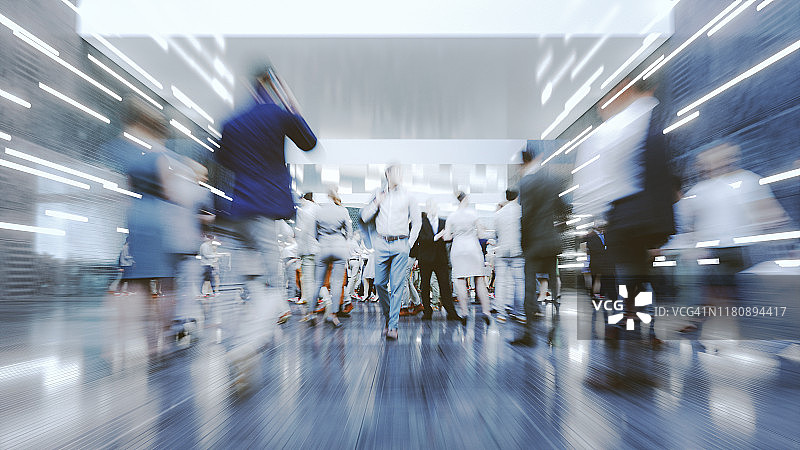 城市中现代通勤者的动态模糊效果图片素材