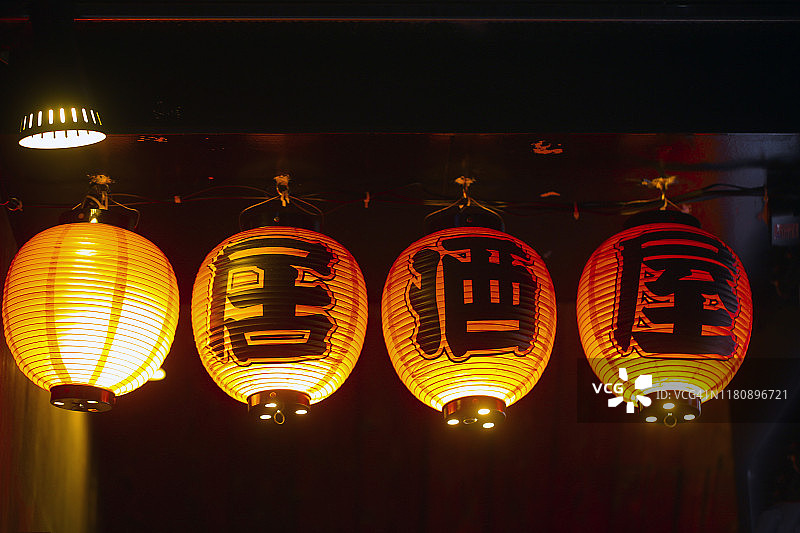 居酒屋入口处的红色纸灯笼图片素材