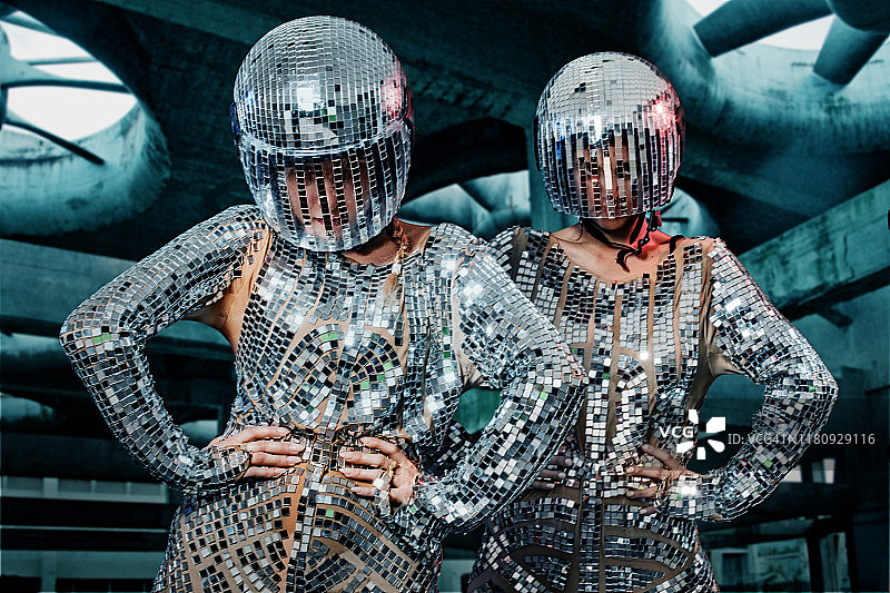 身着亮丽赛车服的女赛车手图片素材