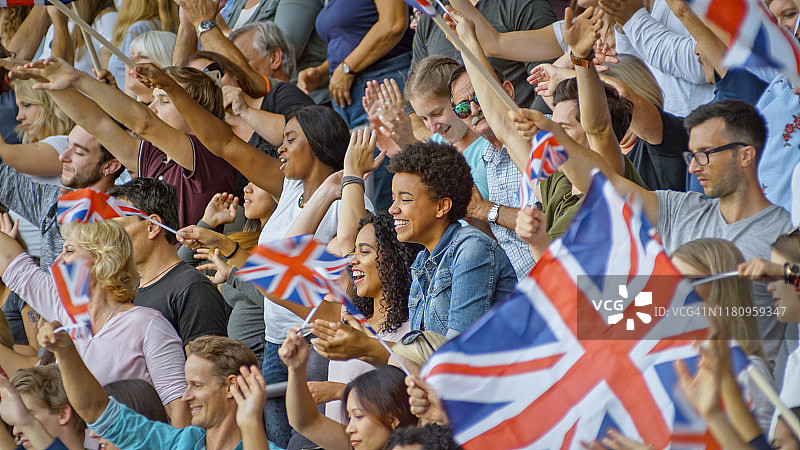 在体育场欢呼的观众图片素材