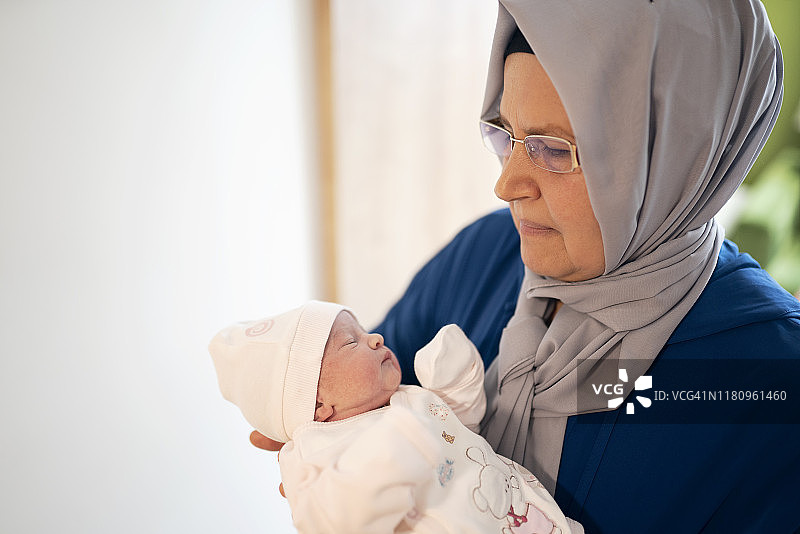 祖母抱着新生婴儿图片素材
