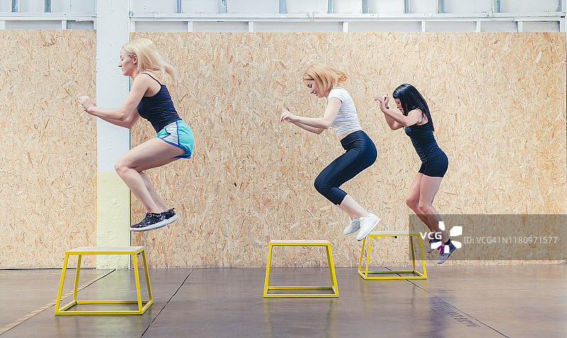 三名女人在锻炼图片素材